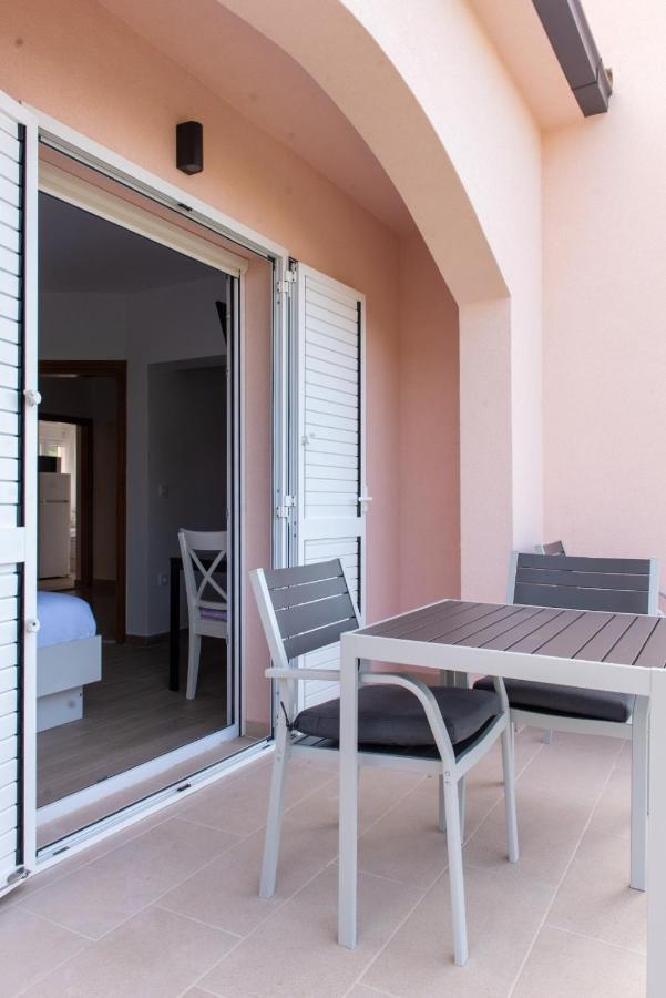 אומיס Charming Apartments Duce מראה חיצוני תמונה